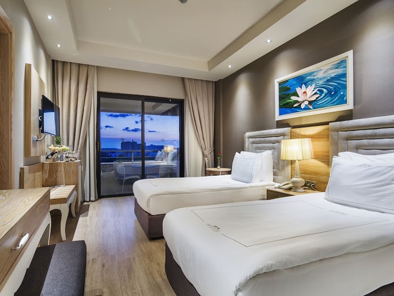 FAMILY ROOM        .jpg